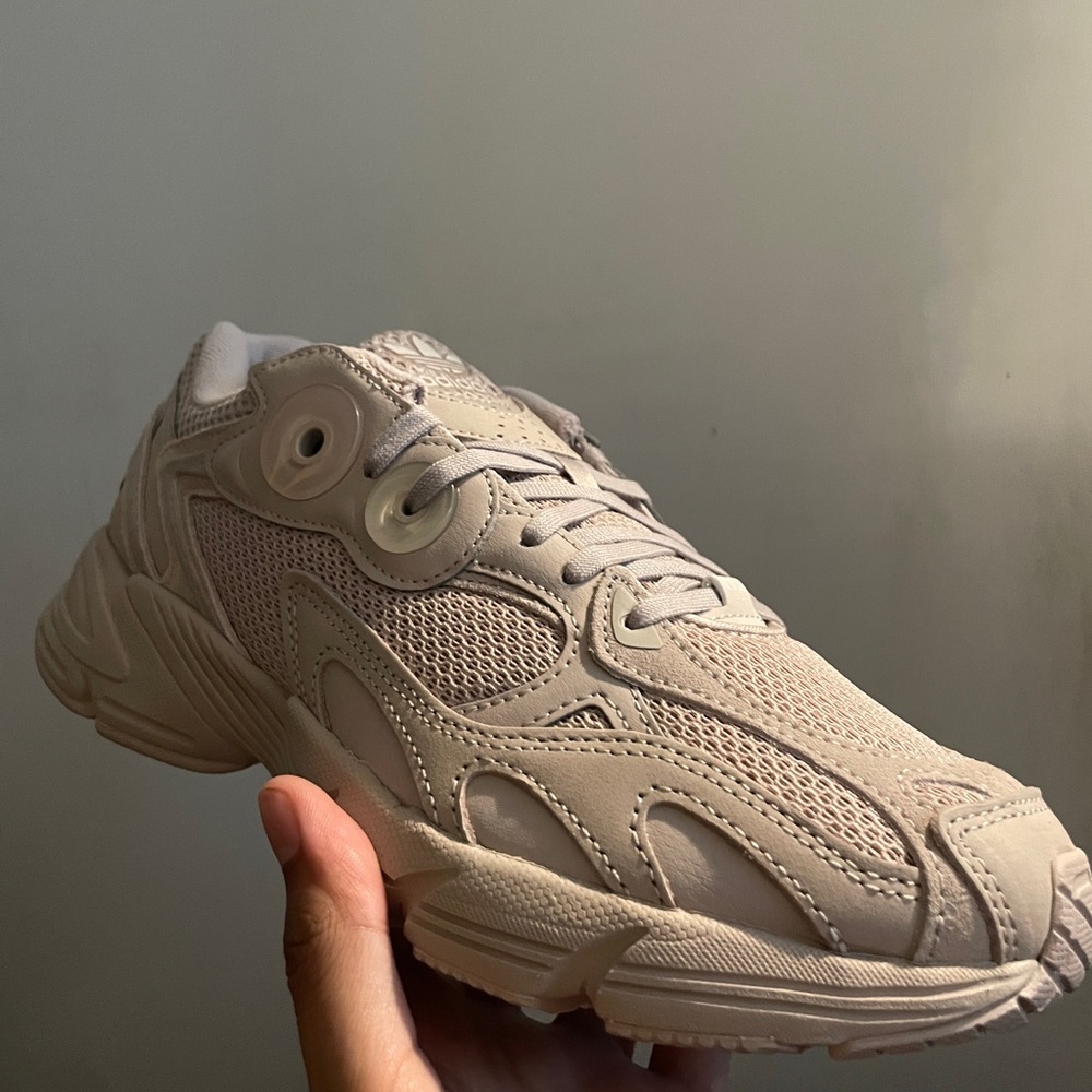 *New w/tags* Adidas Astir Wonder Taupe size 9 in women